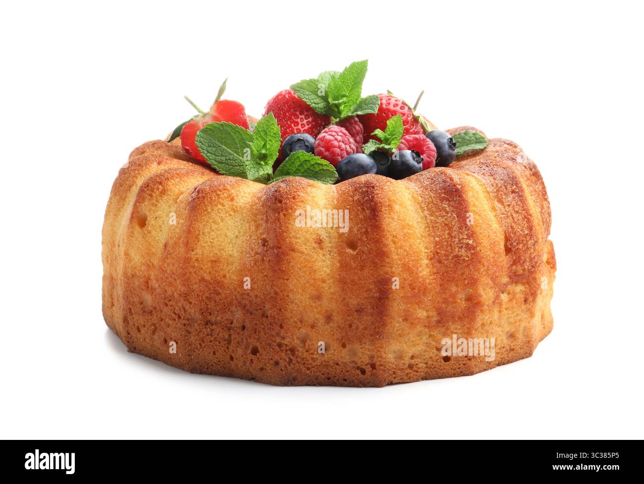 Gâteau savoureux Bundt aux baies isolé sur blanc Banque D'Images