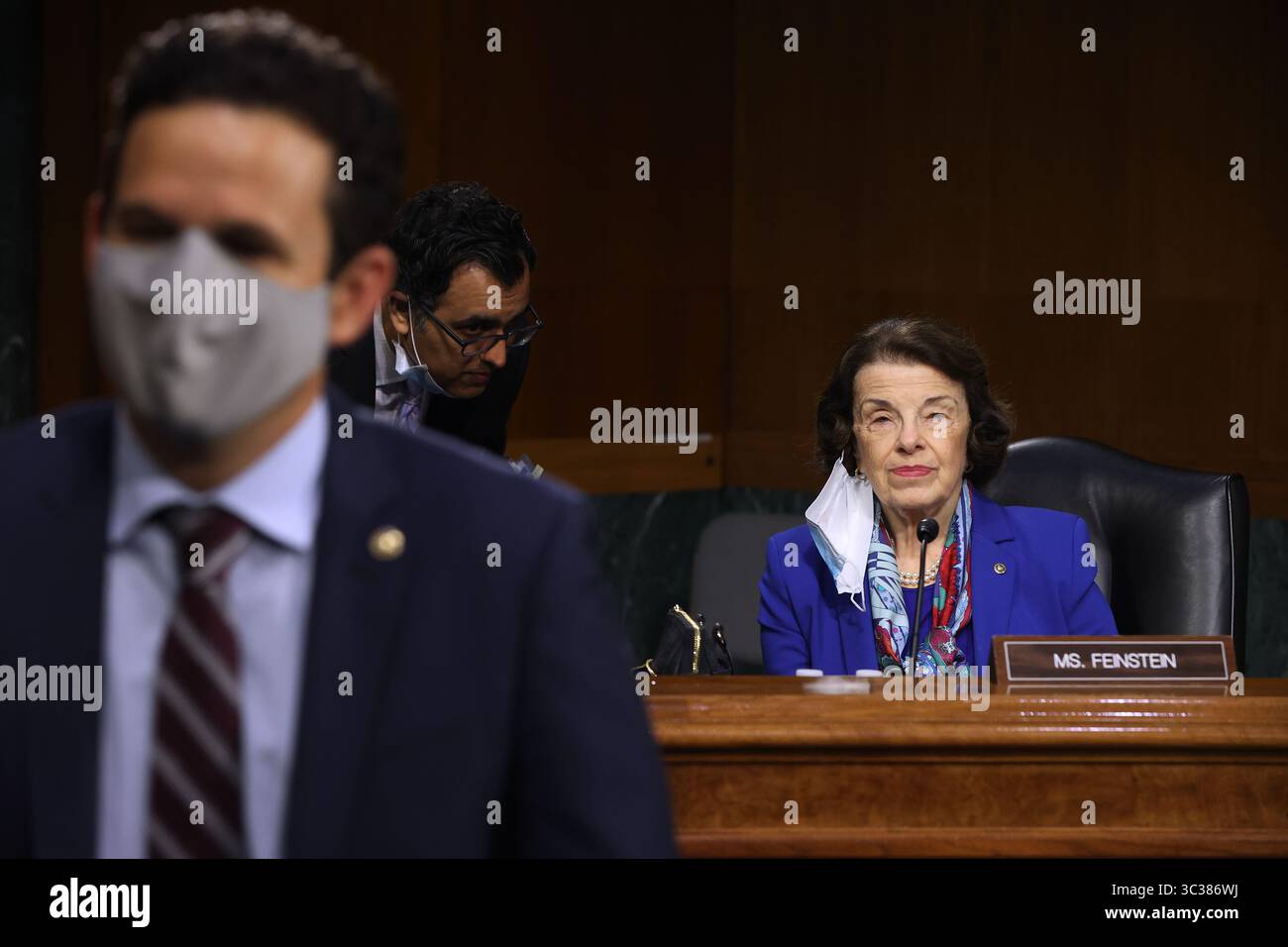20 avril 2021, Washington, District of Columbia, États-Unis : WASHINGTON, DC - 20 AVRIL : la sénatrice américaine Dianne Feinstein (démocrate de Californie), membre du Comité des crédits du Sénat des États-Unis, se prépare pour une audition dans le bâtiment des bureaux du Sénat Dirksen sur Capitol Hill le 20 avril 2021 à Washington, DC. les membres du cabinet du président Biden témoignent sur le Plan américain pour l'emploi, le plan d'infrastructure de 2,3 billions de dollars de l'administration qui n'a pas encore gagné un seul républicain au Congrès (image : © Chip Somodevilla - Pool via CNP/CNP via ZUMA Wire) Banque D'Images