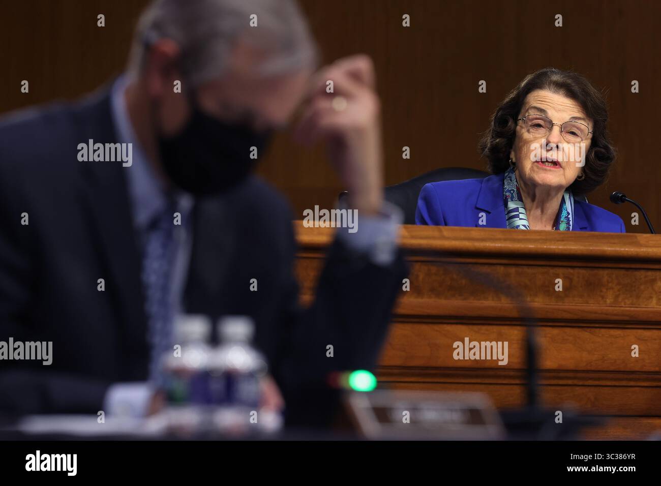 20 avril 2021, Washington, District of Columbia, États-Unis : WASHINGTON, DC - 20 AVRIL : la sénatrice américaine Dianne Feinstein (démocrate de Californie) interroge les membres de l'administration Biden lors d'une audition dans le bâtiment des bureaux du Sénat Dirksen sur Capitol Hill le 20 avril 2021 à Washington, DC. les membres du cabinet Biden, y compris le secrétaire aux Transports Pete Buttigieg, ont témoigné sur le plan d'infrastructure américain de 2,3 billions de dollars de dollars de l'administration qui n'a pas encore gagné un seul républicain au Congrès (image : © Chip Somodevi Banque D'Images