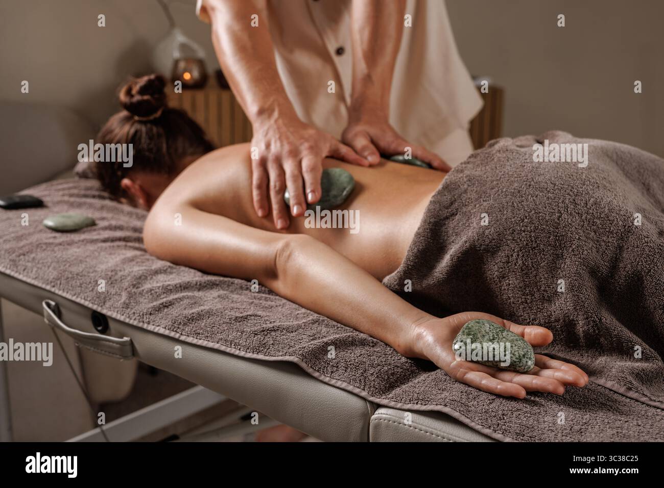 Thérapie aux pierres spa pour la relaxation profonde, le soulagement des douleurs musculaires, le bien-être, le stress et la récupération de la fatigue. Banque D'Images