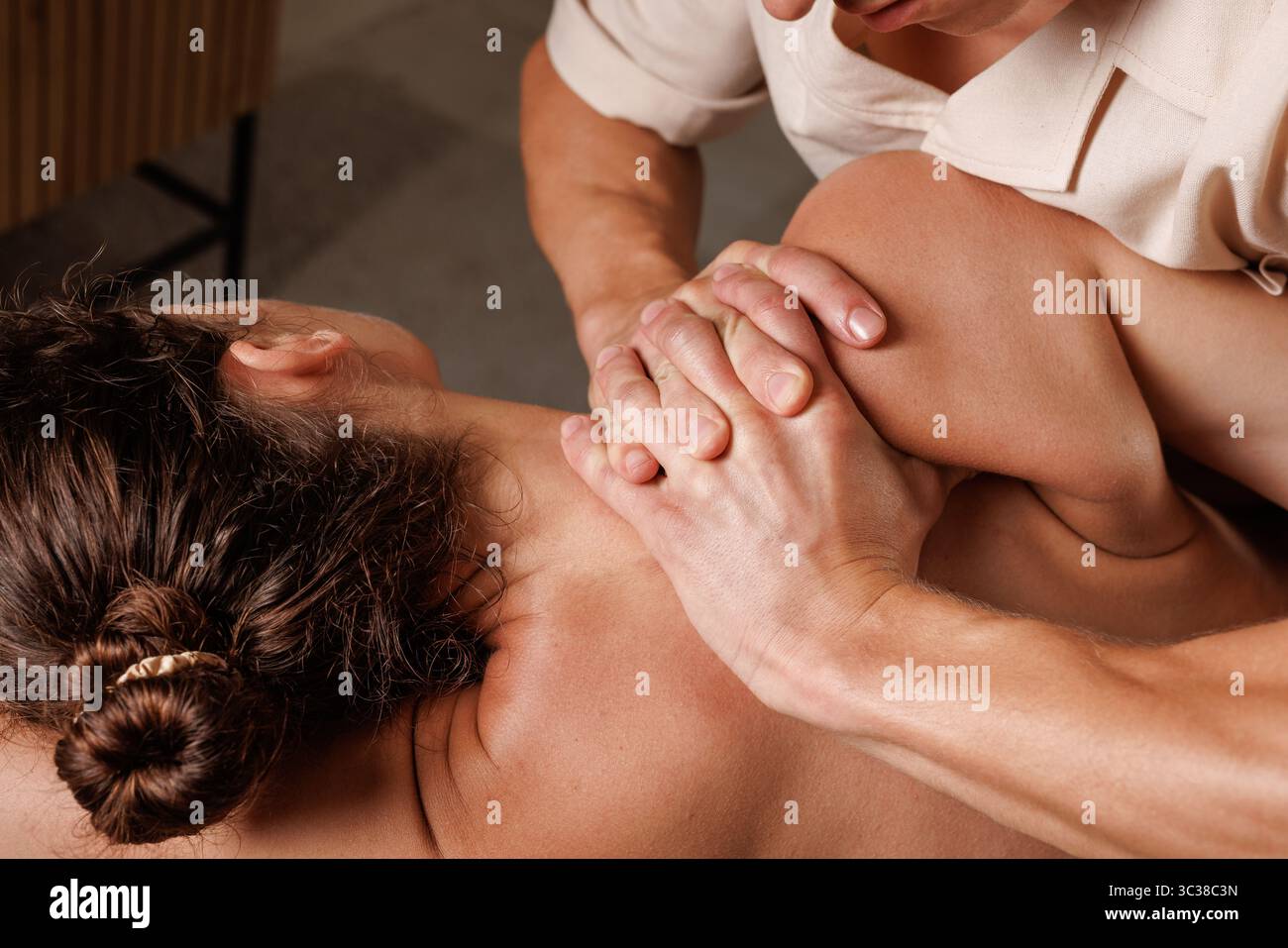 Thérapeute professionnel applique la thérapie manuelle et le massage manipulateur pour améliorer la mobilité des épaules et réduire la douleur Banque D'Images