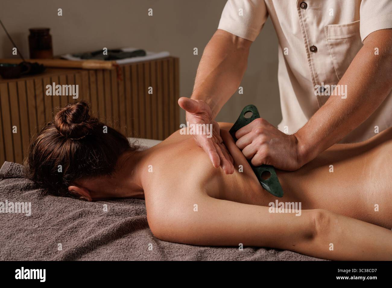 Massage de lame professionnel avec outil de grattage innovant pour la thérapie tissulaire profonde, la relaxation et le soulagement de la douleur. Banque D'Images