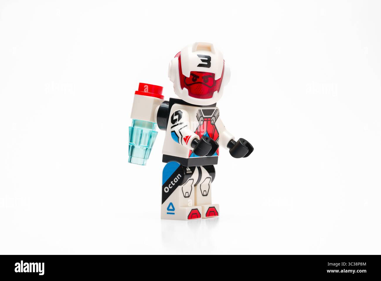 Antalya, Turquie - 21 juillet 2025 : gros plan d'une figurine Lego futuriste sur le thème de l'espace sur fond blanc Banque D'Images