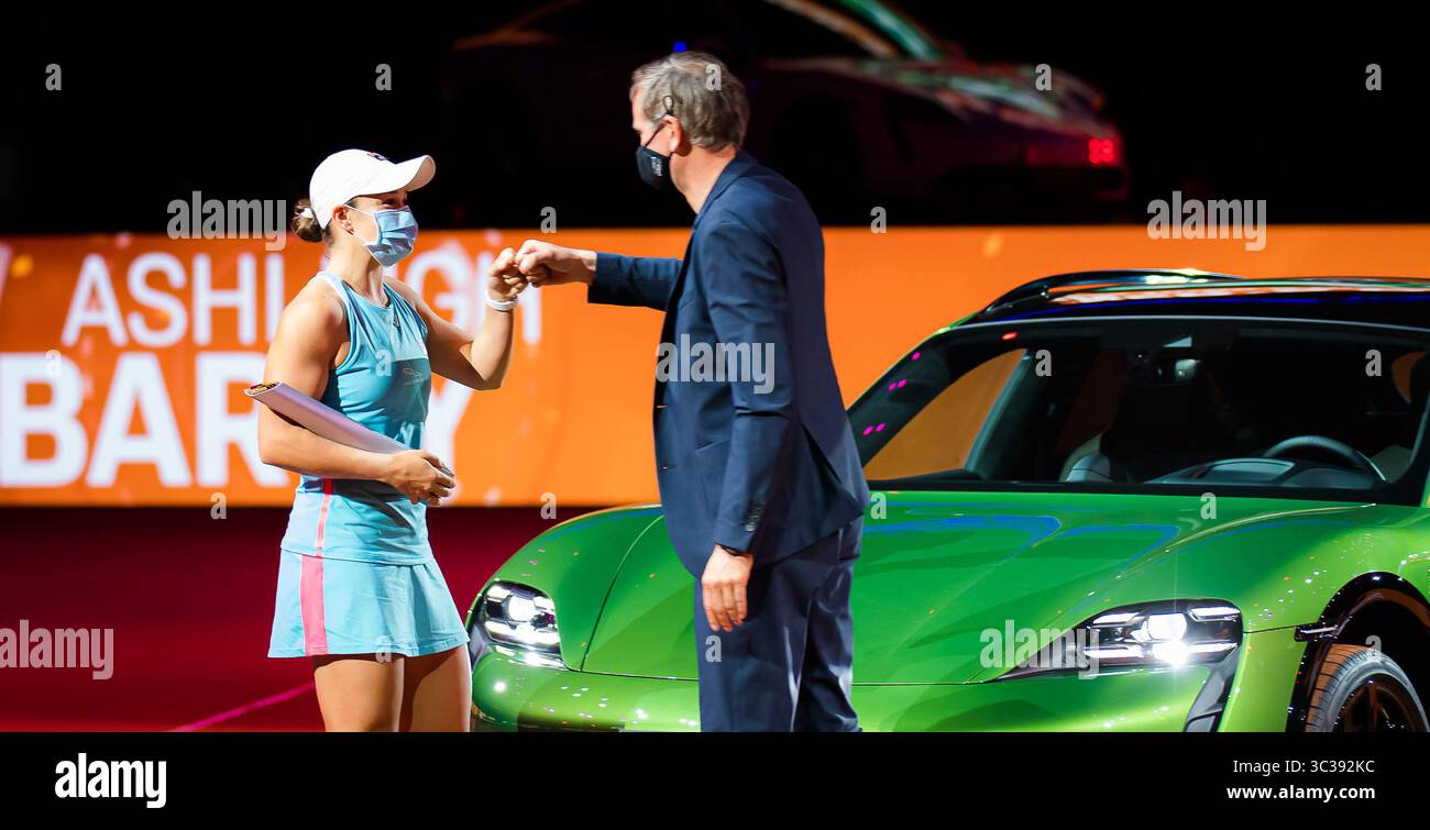 25 avril 2021, STUTTGART, ALLEMAGNE : Ashleigh Barty d'Australie reçoit la voiture gagnante des mains du PDG de Porsche Oliver Blume après la finale du tournoi 2021 du Grand Prix de Tennis Porsche WTA 500 (crédit image : © Rob Prange/AFP7 via ZUMA Wire) Banque D'Images