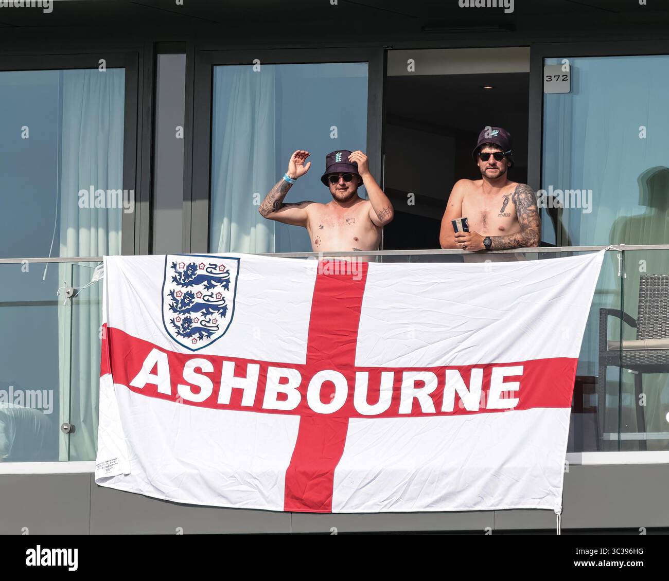 Manchester, Royaume-Uni. 25 juillet 2025. Deux fans d'Angleterre regardent Stokes et Root maintenir le rythme de course pendant le 4ème Rothesay test match jour 3 Angleterre vs Inde au Old Trafford Cricket Ground, Manchester, Royaume-Uni, 25 juillet 2025 (photo par Mark Cosgrove/News images) à Manchester, Royaume-Uni le 25/07/2025. (Photo de Mark Cosgrove/News images/SIPA USA) crédit : SIPA USA/Alamy Live News Banque D'Images