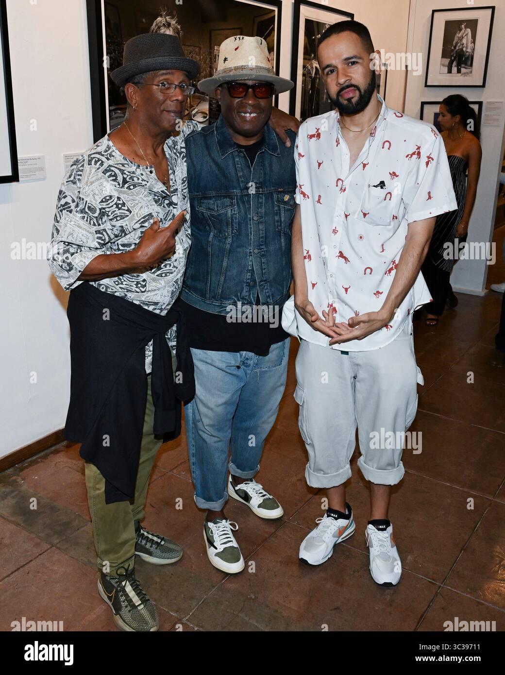 24 juillet 2025, Hollywood, Californie, États-Unis : Munyungo Jackson Vince Wilburn Jr. et Chris Clarke assistent à la réception VIP d'ouverture de ''Stones in Exile''. (Crédit image : © Billy Bennight/ZUMA Press Wire) USAGE ÉDITORIAL SEULEMENT ! Non destiné à UN USAGE commercial ! Banque D'Images