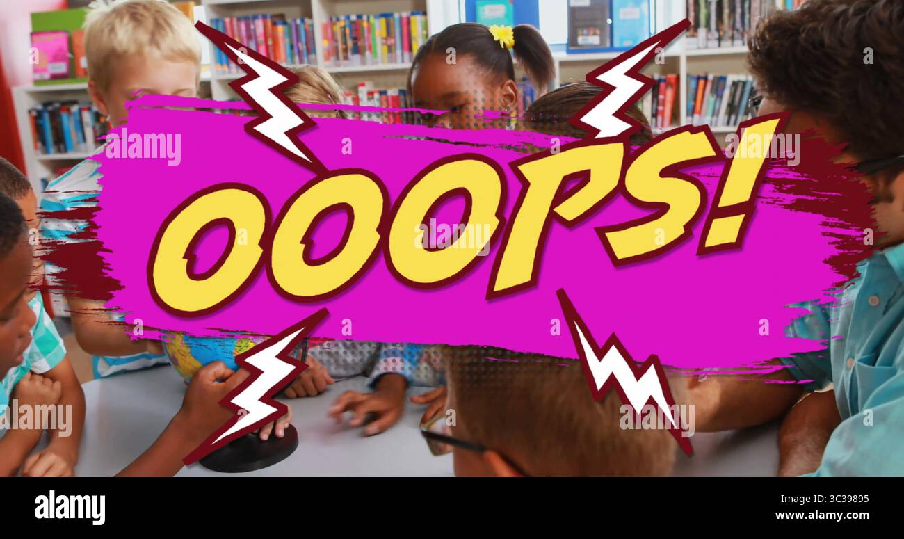 Sept enfants appuyant sur buzzer sur la table blanche dans la bibliothèque de l'école, avec superposition comique OOPS Banque D'Images Sept enfants appuyant sur buzzer sur la table blanche dans la bibliothèque de l'école, avec superposition comique OOPS Banque D'Images