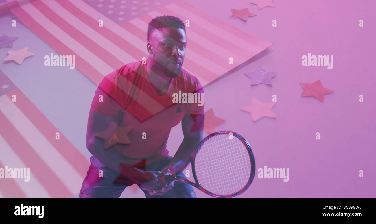 Accroupi joueur de tennis noir en chemise rouge grippant raquette en studio, drapeau en toile de fond et étoiles Banque D'Images