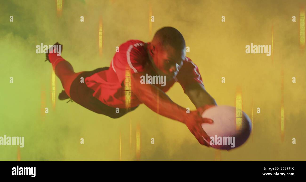 Athlète de plongée attrapant une balle blanche en studio, portant un maillot rouge, un short noir, des crampons, un brouillard coloré Banque D'Images Athlète de plongée attrapant une balle blanche en studio, portant un maillot rouge, un short noir, des crampons, un brouillard coloré Banque D'Images