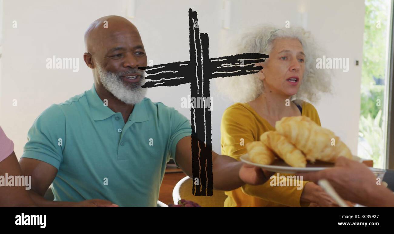 Partage des pâtisseries, homme senior portant un polo vert à la table à manger à la maison avec assiette de croissants Banque D'Images Partage des pâtisseries, homme senior portant un polo vert à la table à manger à la maison avec assiette de croissants Banque D'Images