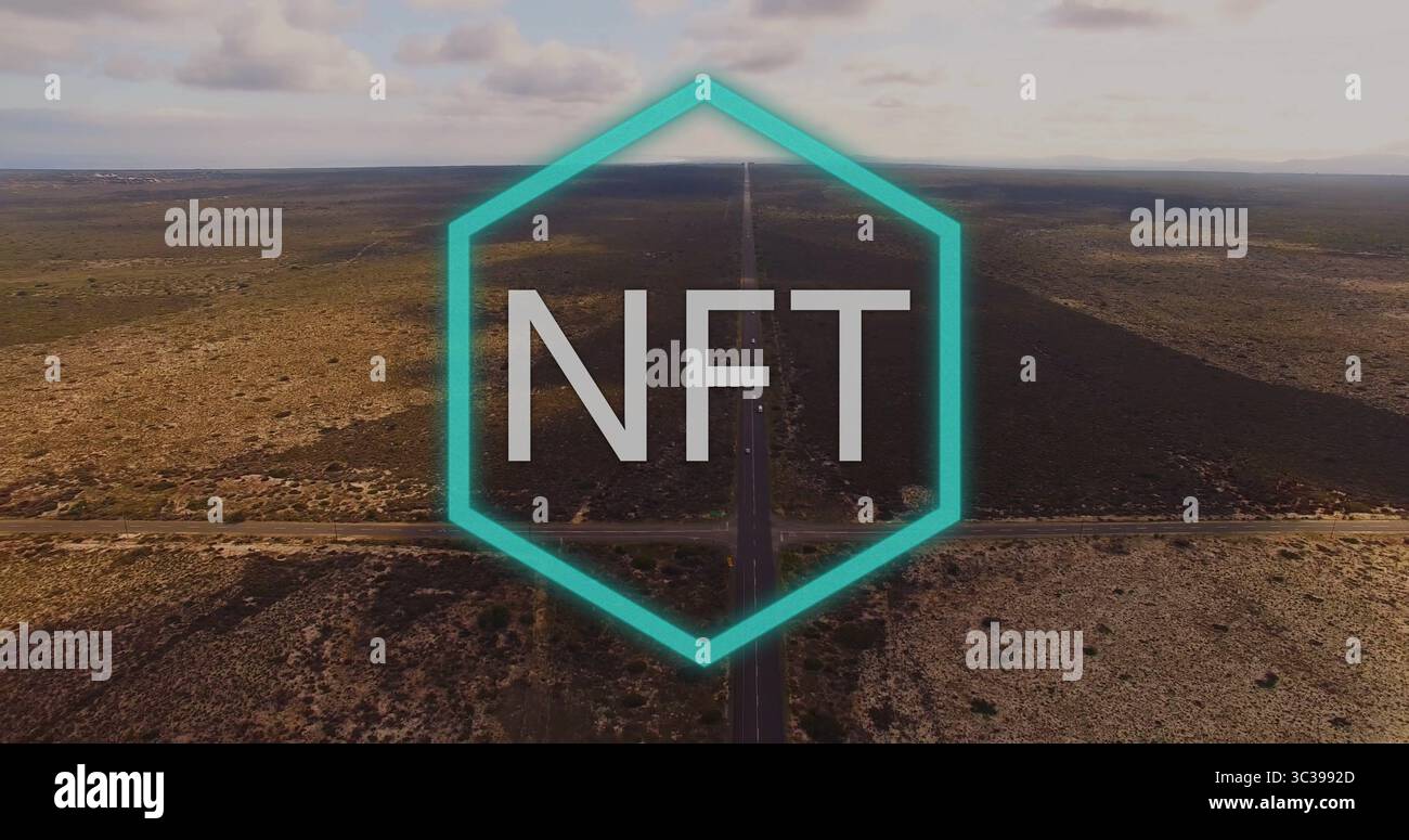 Hexagone brillant sarcelle flottant affichant du texte NFT au-dessus de l'autoroute du désert, avec des arbustes clairsemés Banque D'Images Hexagone brillant sarcelle flottant affichant du texte NFT au-dessus de l'autoroute du désert, avec des arbustes clairsemés Banque D'Images