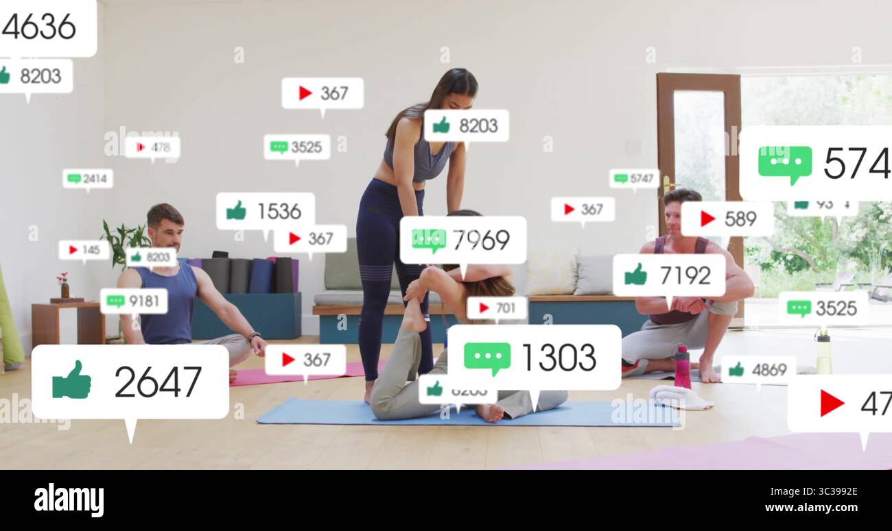 Assistant instructeur guidant l'élève s'étirant sur tapis dans le studio de yoga, avec des icônes numériques Banque D'Images Assistant instructeur guidant l'élève s'étirant sur tapis dans le studio de yoga, avec des icônes numériques Banque D'Images