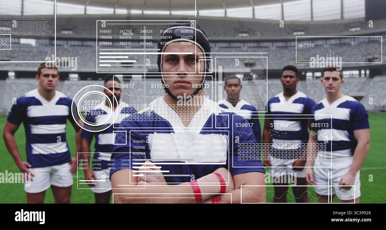 Pose de l'équipe de rugby portant des casquettes et des maillots rayés sur le terrain du stade avec de la bande rouge Banque D'Images
