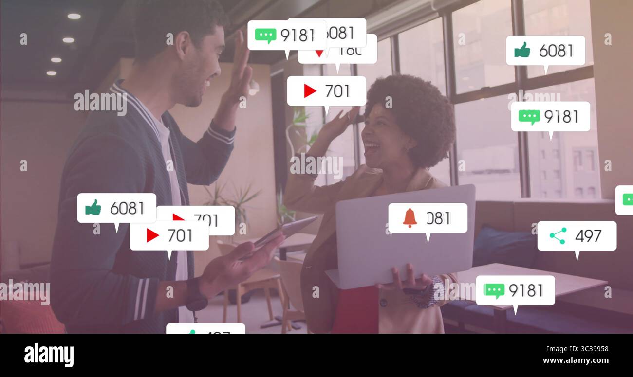 Des collègues chevronnés dans le salon de bureau avec des icônes de notification pour tablette et smartphone superposées Banque D'Images Des collègues chevronnés dans le salon de bureau avec des icônes de notification pour tablette et smartphone superposées Banque D'Images