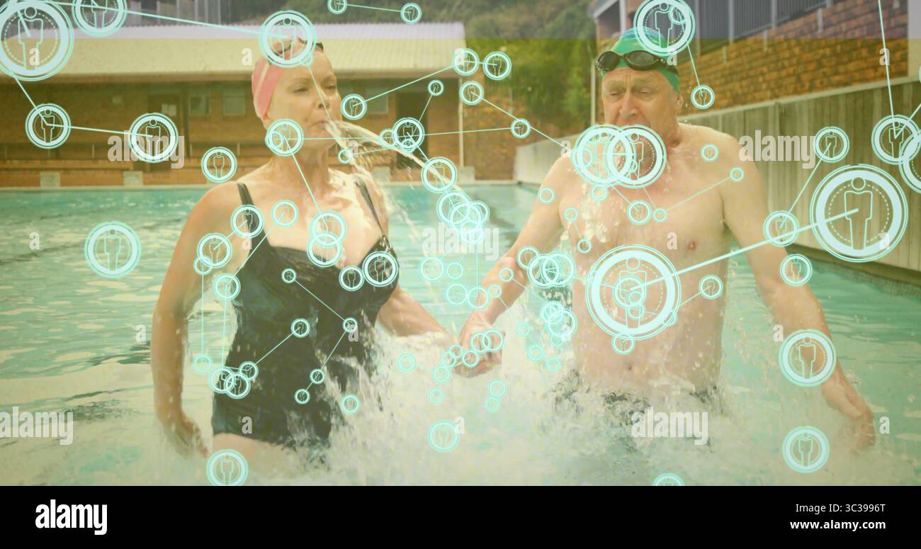 Couple de marche dans des bonnets de bain avec des lunettes de protection éclaboussant de l'eau dans la piscine extérieure, graphiques numériques superposés Banque D'Images Couple de marche dans des bonnets de bain avec des lunettes de protection éclaboussant de l'eau dans la piscine extérieure, graphiques numériques superposés Banque D'Images