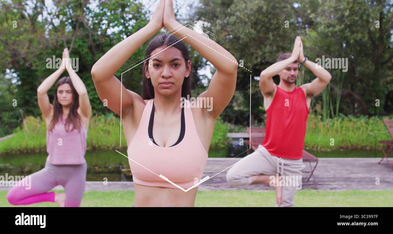 Pratique arbre pose femme portant soutien-gorge de sport guidant yoga sur pelouse herbeuse à côté de l'étang, avec des chaises Banque D'Images Pratique arbre pose femme portant soutien-gorge de sport guidant yoga sur pelouse herbeuse à côté de l'étang, avec des chaises Banque D'Images