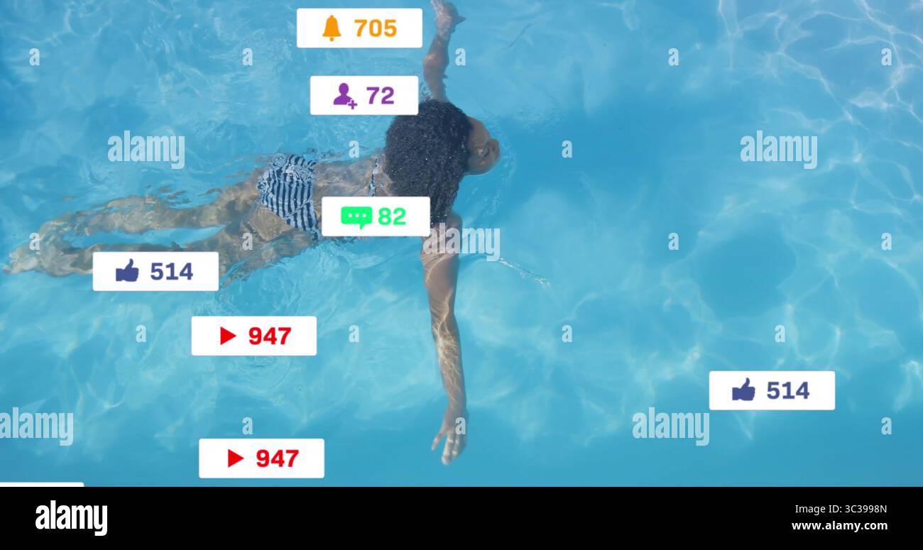 Nageuse glissante portant un maillot de bain rayé à travers la piscine ensoleillée, avec des revêtements de médias sociaux Banque D'Images Nageuse glissante portant un maillot de bain rayé à travers la piscine ensoleillée, avec des revêtements de médias sociaux Banque D'Images