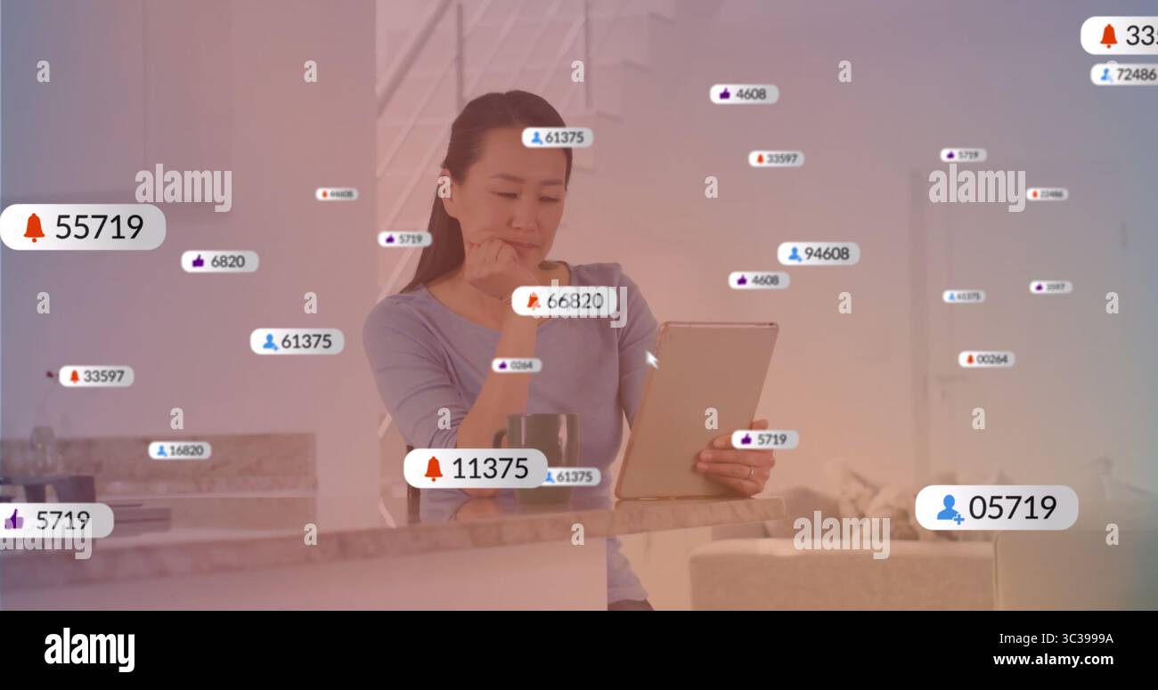 Tablette d'analyse, femme coréenne assise à l'îlot de cuisine, avec tasse et graphiques de notification Banque D'Images