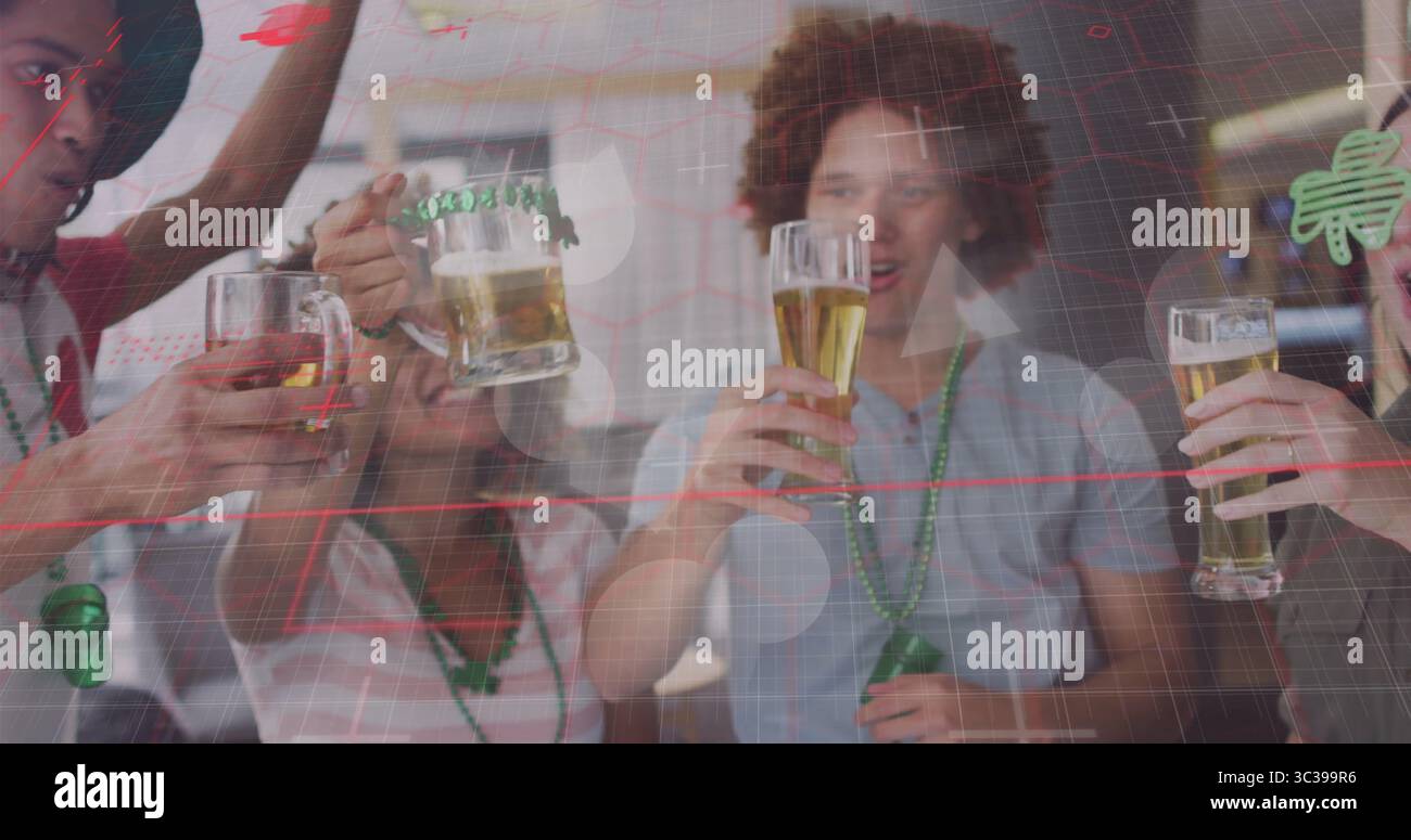Amis serrant des tasses à bière, des verres et une bouteille au comptoir du bar, avec des colliers de perles vertes Banque D'Images