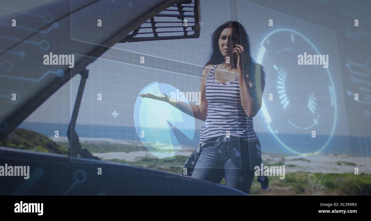 Femme indienne tenant un smartphone faisant des gestes sur la route côtière avec capot de voiture relevé et superpositions numériques Banque D'Images Femme indienne tenant un smartphone faisant des gestes sur la route côtière avec capot de voiture relevé et superpositions numériques Banque D'Images