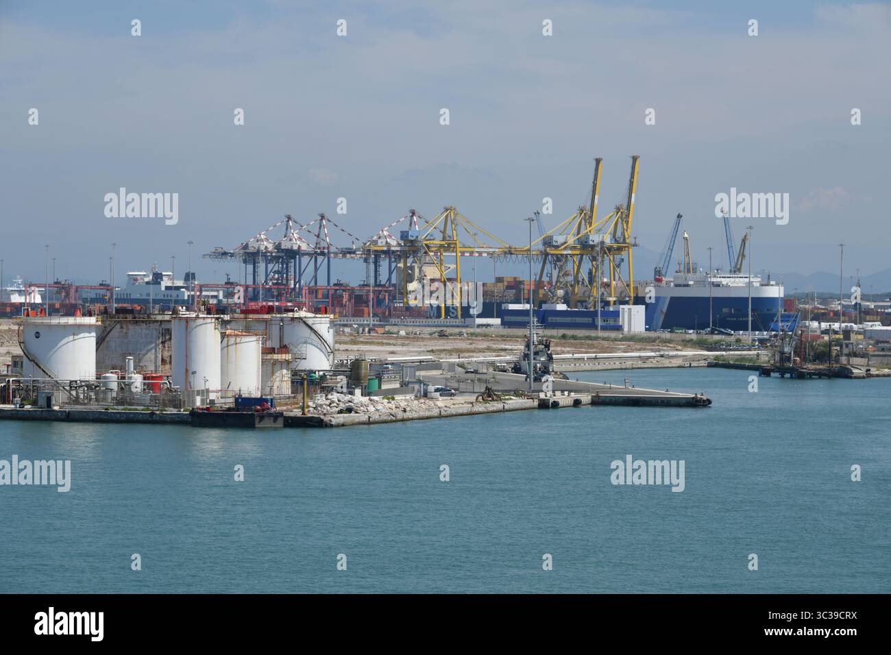 Grues au port de Livourne en Toscane du Nord de l'Italie Banque D'Images