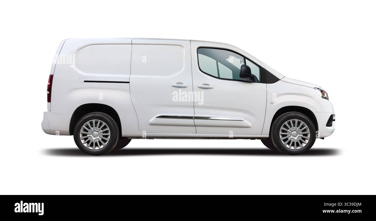 Toyota Proace City van vue latérale isolée sur fond blanc Banque D'Images