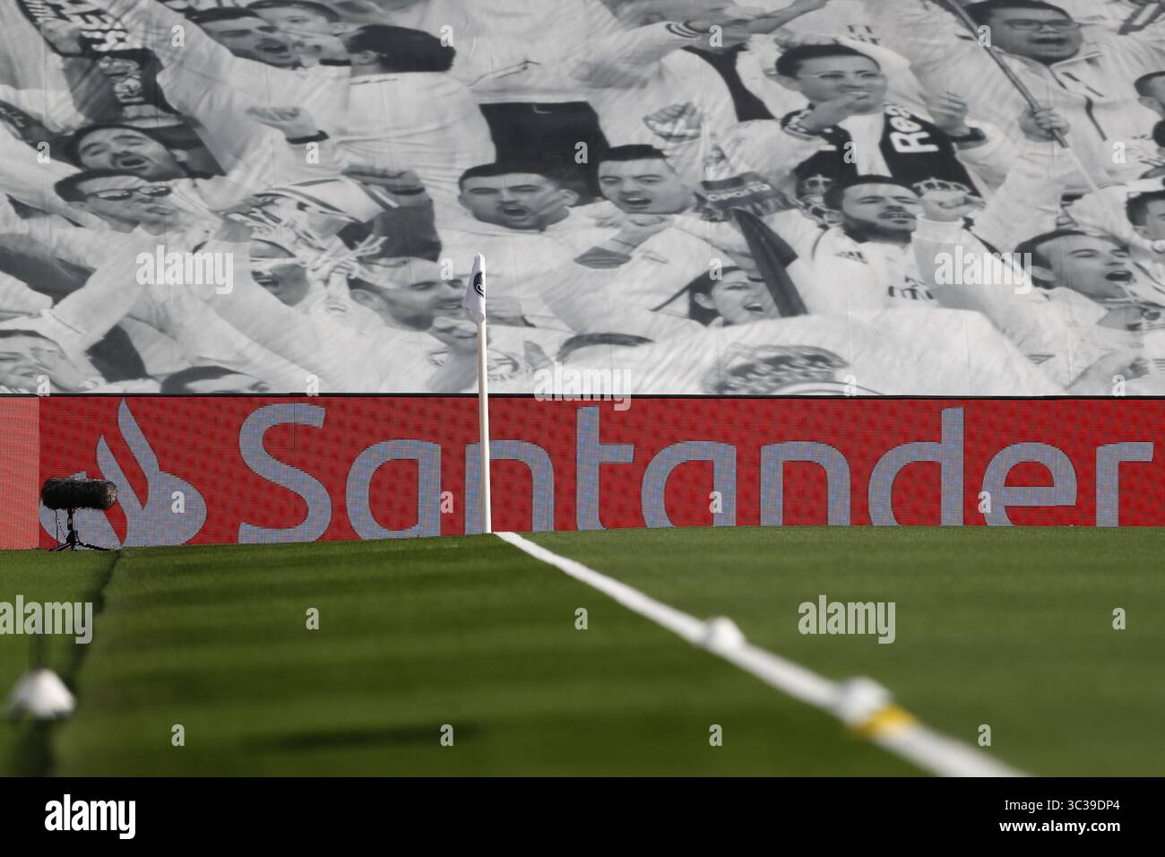 27 avril 2021, VALDEBEBAS, MADRID, ESPAGNE : le logo Santander est vu lors de la Ligue des Champions de l'UEFA, demi-finale deuxième manche, match de football joué entre le Real Madrid et le Chelsea FC au stade Alfredo Di Stefano le 27 avril 2021, à Valdebebas, Madrid, Espagne. (Crédit image : © Oscar J. Barroso/AFP7 via ZUMA Wire) Banque D'Images