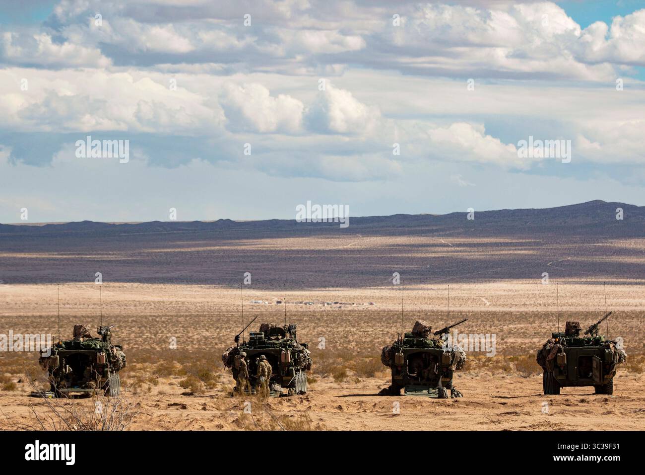 10 mars 2021 - Fort Irwin, Californie, États-Unis - les soldats de la Garde nationale de l'armée de Washington, affectés au 3e bataillon, 161e régiment d'infanterie 'Dark Rifles', 81e équipe de combat de la brigade Stryker, préparent leurs véhicules Stryker pour une prochaine mission de reconnaissance à la base opérationnelle avancée de la zone de soutien logistique Santa Fe, Fort Irwin, Californie, le 10 mars 2021. Les soldats de âDark Rifleâ mènent un exercice d'entraînement sur le terrain d'un mois en préparation de leur déploiement en Pologne ce printemps, à l'appui de la présence avancée renforcée de la force multinationale. Garde nationale de l'armée américaine pho Banque D'Images