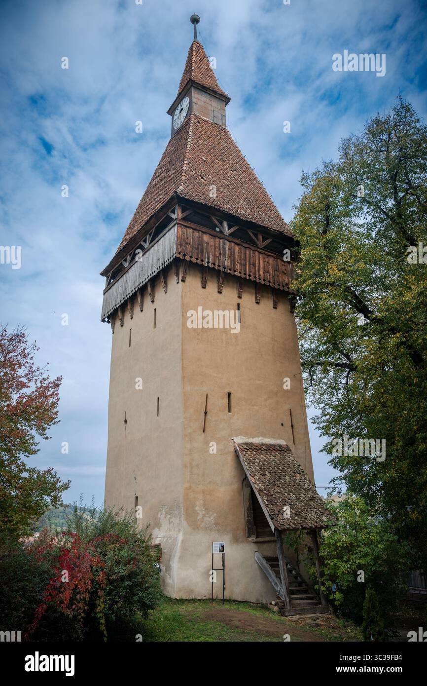 Une tour de défense médiévale de l'église fortifiée de Biertan, nichée dans les collines vallonnées de Transylvanie, Roumanie - un site du patrimoine mondial de l'UNESCO Banque D'Images
