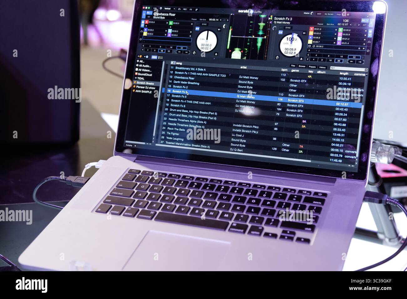 Los Angeles, Californie, États-Unis - 01-19-2020 : une vue d'un ordinateur portable avec un programme de musique DJ sur l'écran. Banque D'Images