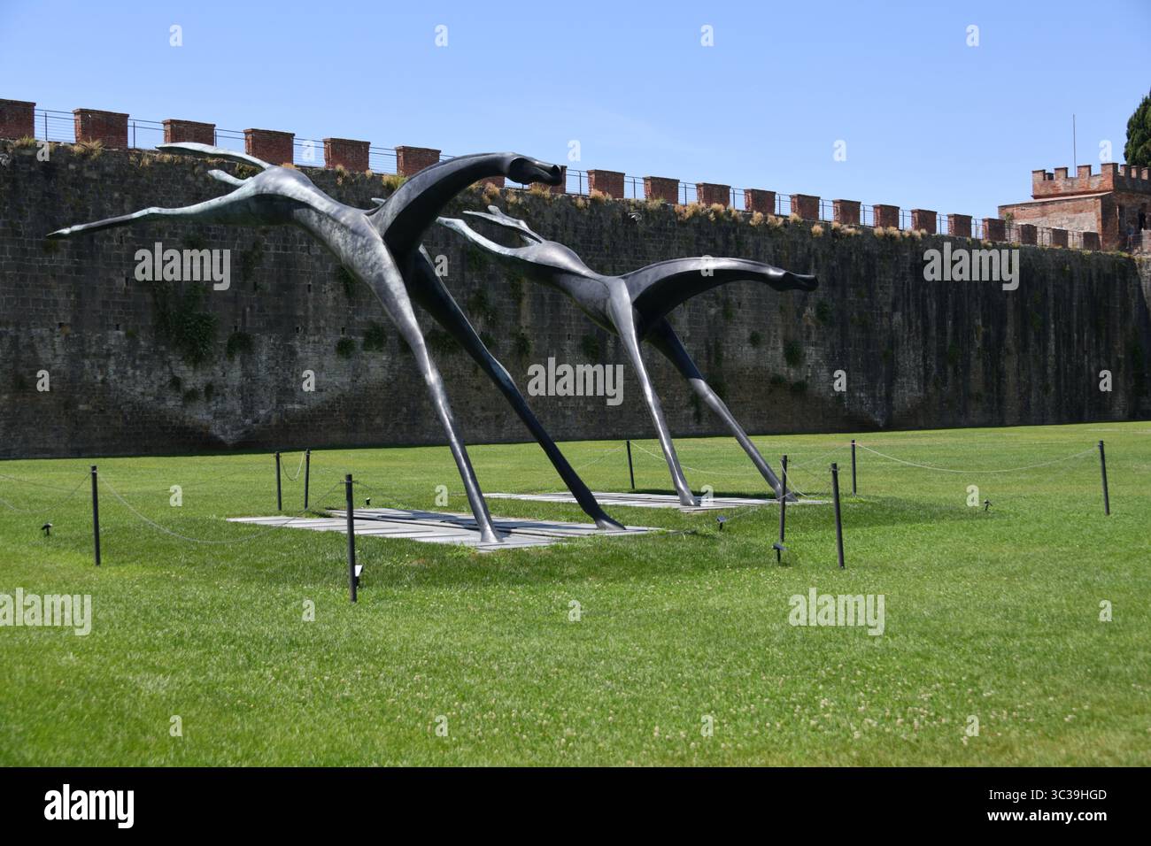 Exposition de deux statues de cheval de bronze se dressent sur la Piazza Del Duomo à la cathédrale et le clocher communément connu sous le nom de Tour penchée de Pise 2025. Banque D'Images