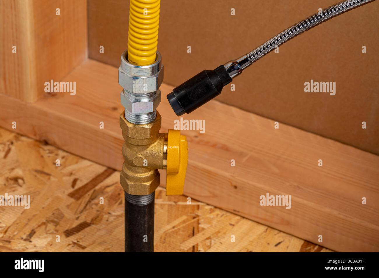 Vérification du raccord de gaz naturel ou de propane avec détecteur de fuite. Plomberie, entretien de la maison, sécurité du gaz naturel et concept de réparation. Banque D'Images