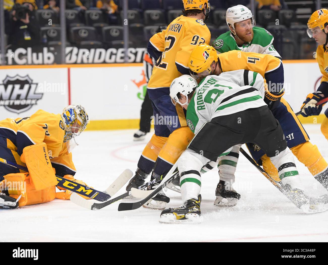 Le 1er mai 2021, le gardien des Dallas Stars Landon Bow (41 ans), le défenseur des Nashville Predators Ryan Ellis (4 ans) et le gardien Juuse Saros (74 ans) se battent pour la rondelle lâche lors de la deuxième période entre les Dallas Stars et les Nashville Predators au Bridgestone Arena de Nashville Tennessee. (Crédit photo obligatoire : Steve Roberts/CSM)(crédit image : &copy ; Steve Roberts/Cal Sport Media/CSM via ZUMA Wire) Banque D'Images