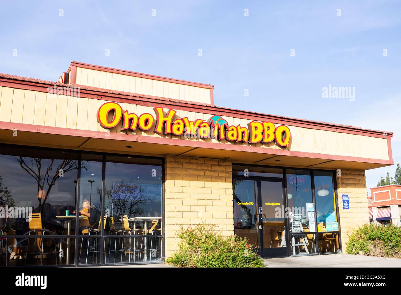Fontana, Californie, États-Unis - 01-26-2020, une enseigne de façade pour la chaîne de restaurants connue sous le nom de Ono Hawaiian BBQ. Banque D'Images