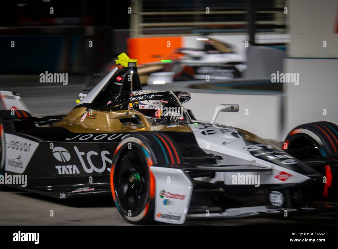 Formule E, Grande Britienne, Londres, juillet 2025. Nick Cassidy (#37), Jaguar TCS Racing lors des essais libres 1 (FP1). Banque D'Images