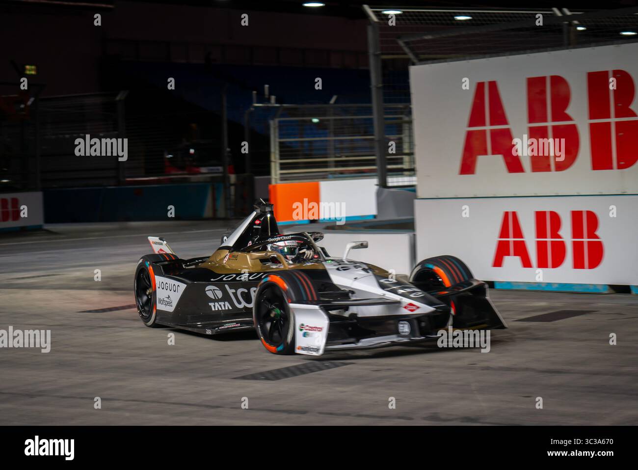 Formule E, Grande Britienne, Londres, juillet 2025. Mitch Evans (#9), Jaguar TCS Racing lors des essais libres 1 (FP1). Banque D'Images