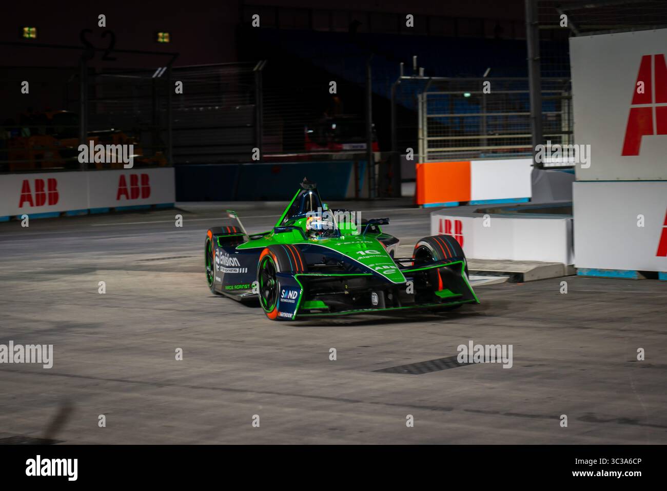 Formule E, Grande Britienne, Londres, juillet 2025. Sébastien Buemi (#16), Envision Racing lors des essais libres 1 (FP1). Banque D'Images