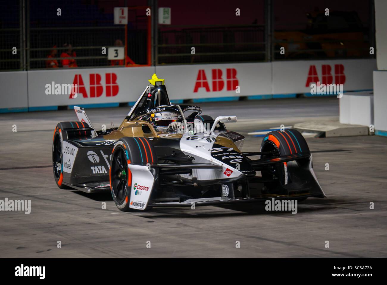 Formule E, Grande Britienne, Londres, juillet 2025. Nick Cassidy (#37), Jaguar TCS Racing lors des essais libres 1 (FP1). Banque D'Images