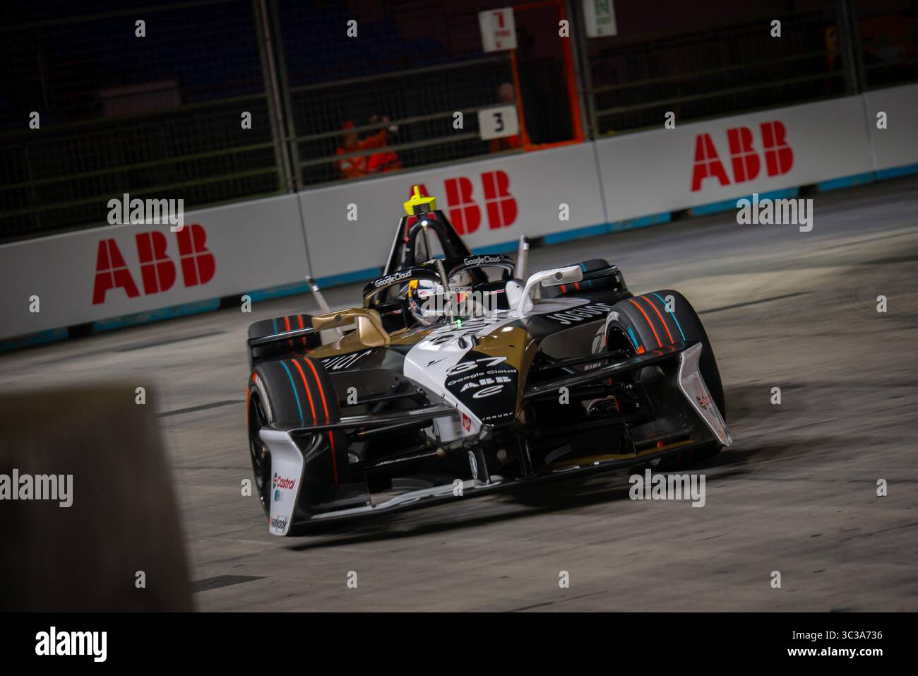 Formule E, Grande Britienne, Londres, juillet 2025. Nick Cassidy (#37), Jaguar TCS Racing lors des essais libres 1 (FP1). Banque D'Images