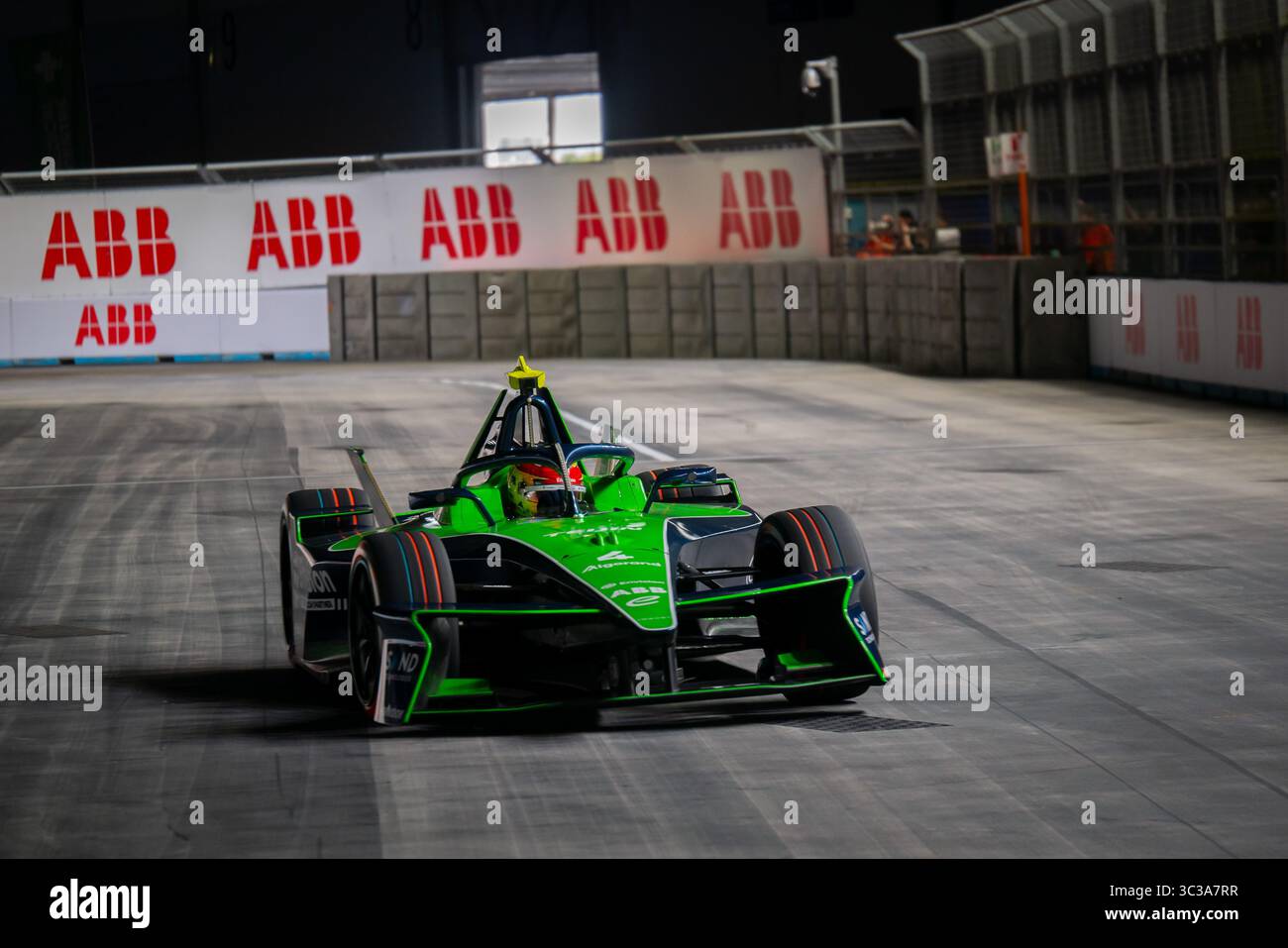 Formule E, Grande Britienne, Londres, juillet 2025. Robin Frijns (#4), Envision Racing pendant les essais libres 1 (FP1). Banque D'Images