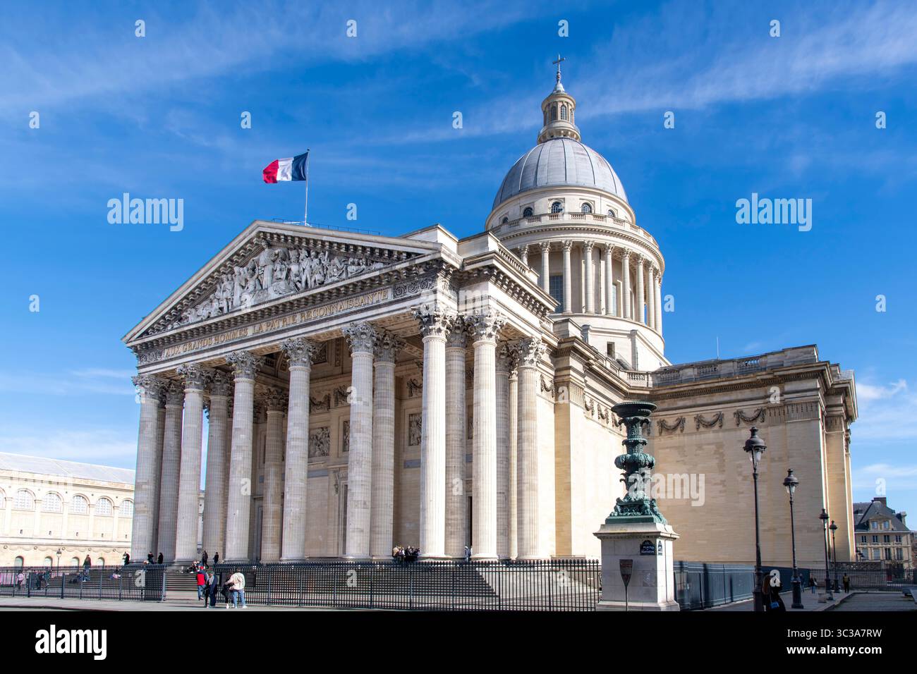 Paris, France-23 février 2025 ; le panthéon de style néo-classique au sommet de la montagne Sainte-Geneviève dans le quartier Latin, une église se transforme Banque D'Images