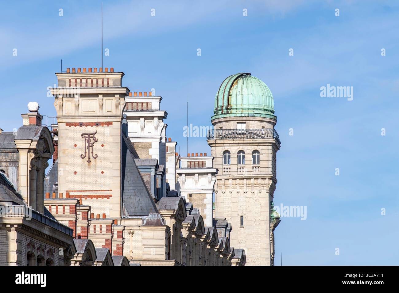 Paris, France-23 février 2025 ; vue en bas angle de la tour de l'Observatoire de l'Université de la Sorbonne Banque D'Images
