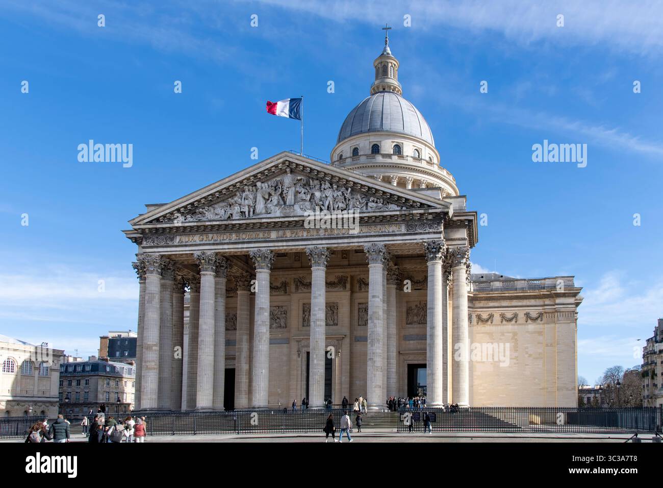 Paris, France-23 février 2025 ; le panthéon de style néo-classique au sommet de la montagne Sainte-Geneviève dans le quartier Latin, une église se transforme Banque D'Images