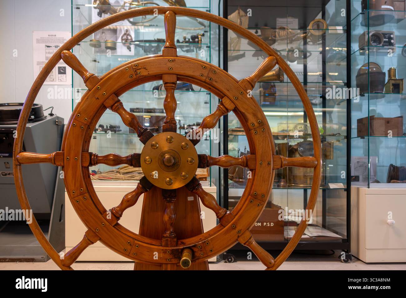 Roue / barre de bateau traditionnelle en bois au Visserijmuseum / Musée de la pêche dans le port de Breskens, Sluis, Zélande, pays-Bas Banque D'Images