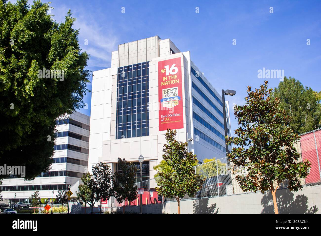 Los Angeles, Californie, États-Unis - 01-31-2020, une vue de la tour des patients hospitalisés Norris à la Keck School of Medicine de l'USC. Banque D'Images