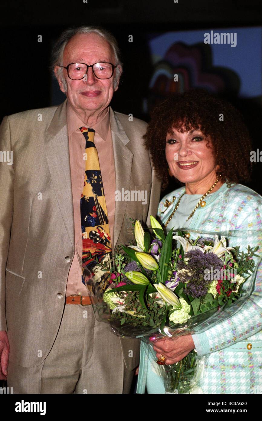 Photo du dossier datée du 25/04/08 de Humphrey Lyttelton avec le chanteur de jazz Cleo laine. La chanteuse de jazz Dame Cleo laine, célèbre pour son style de chant scat, est décédée à l'âge de 97 ans. Surnommée la première dame du Jazz, elle a été une figure de proue de la scène jazz britannique primée par des Grammy Awards, avec son défunt mari, le saxophoniste Sir John Dankworth, pendant de nombreuses années et a travaillé avec Ray Charles et Frank Sinatra. Date d'émission : vendredi 25 juillet 2025. Banque D'Images