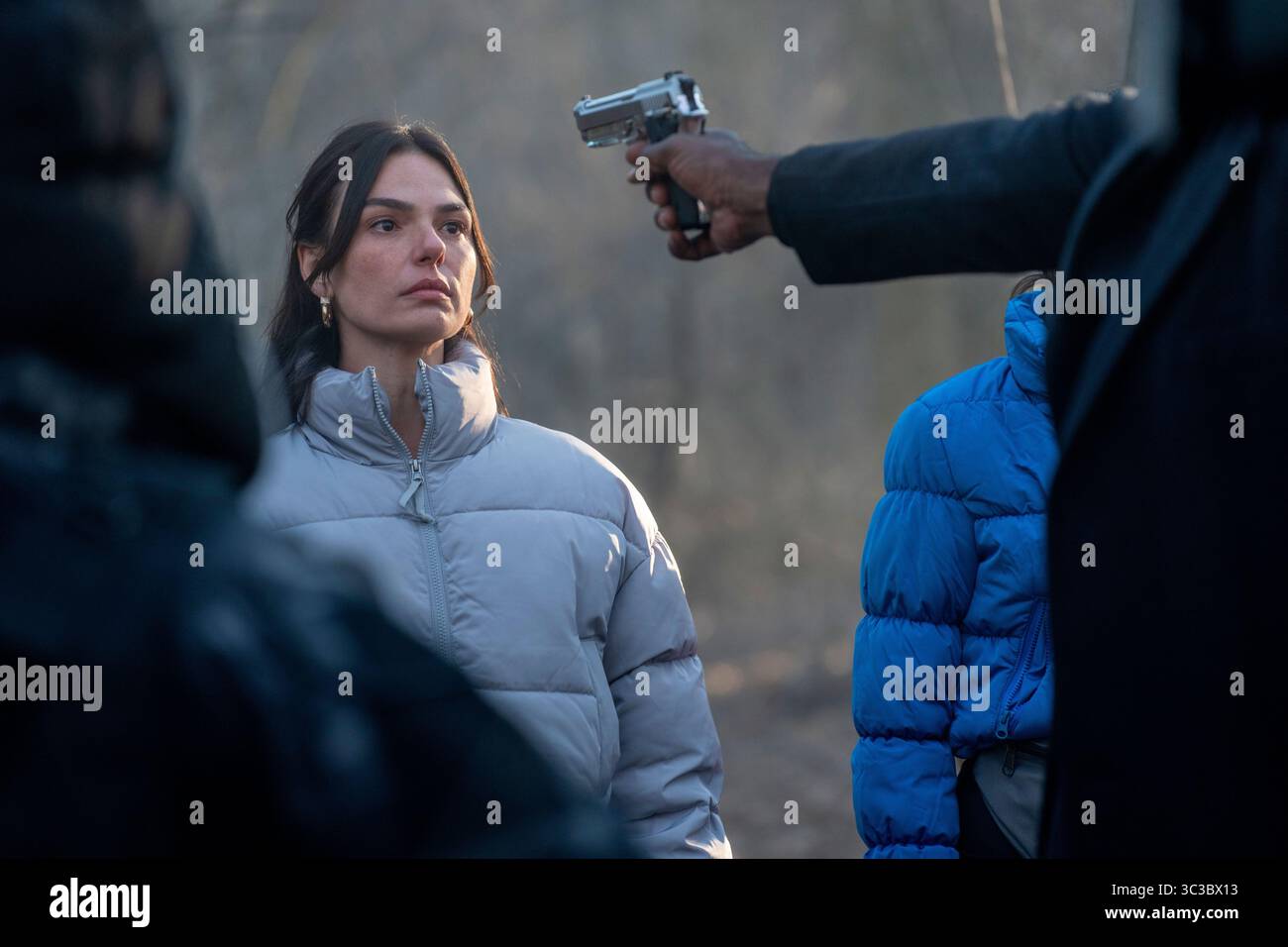 Alarum (2025)Isis Valverde dans le rôle de Bridgette Rousseau *Filmstill - usage éditorial seulement* Voir instructions spéciales. CAP/UFS image fournie par Capital Pictures Banque D'Images