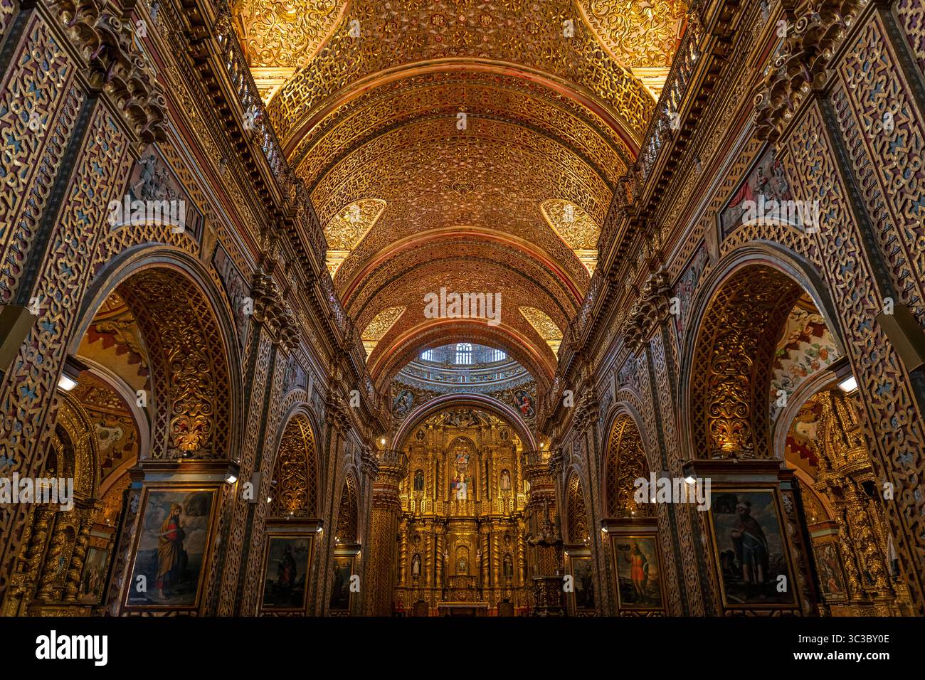 Vue grand angle sur l'intérieur de l'église Compania de Jesus (Compagnie de Jésus) avec des décorations en or dans le style baroque, Quito, Équateur. Banque D'Images