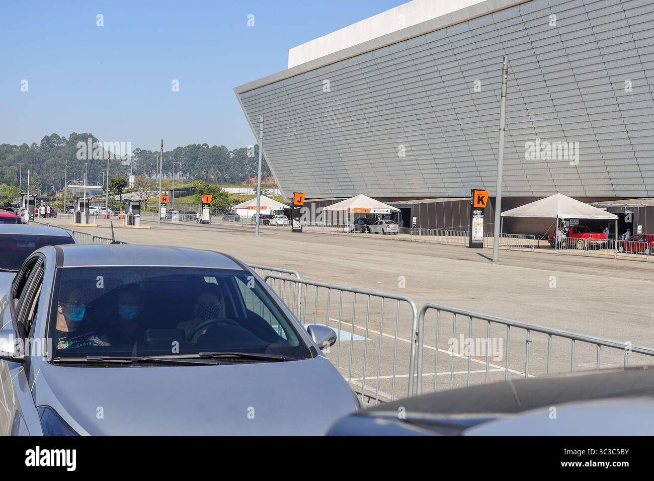 6 mai 2021, SÃƒO PAULO, SÃƒO PAULO, États-Unis : rouler dans le drive du stade Neo QuÃ­mica Arena à SÃ£o Paulo pour appliquer la première dose du vaccin Oxford / AstraZeneca, de la Fondation Oswaldo Cruz (Fiocruz) contre une pandémie de coronavirus COVID-19 pour les personnes âgées de 60 ans et plus le 6 mai 2021 (crédit image : © Vanessa Carvalho/ZUMA Wire) Banque D'Images
