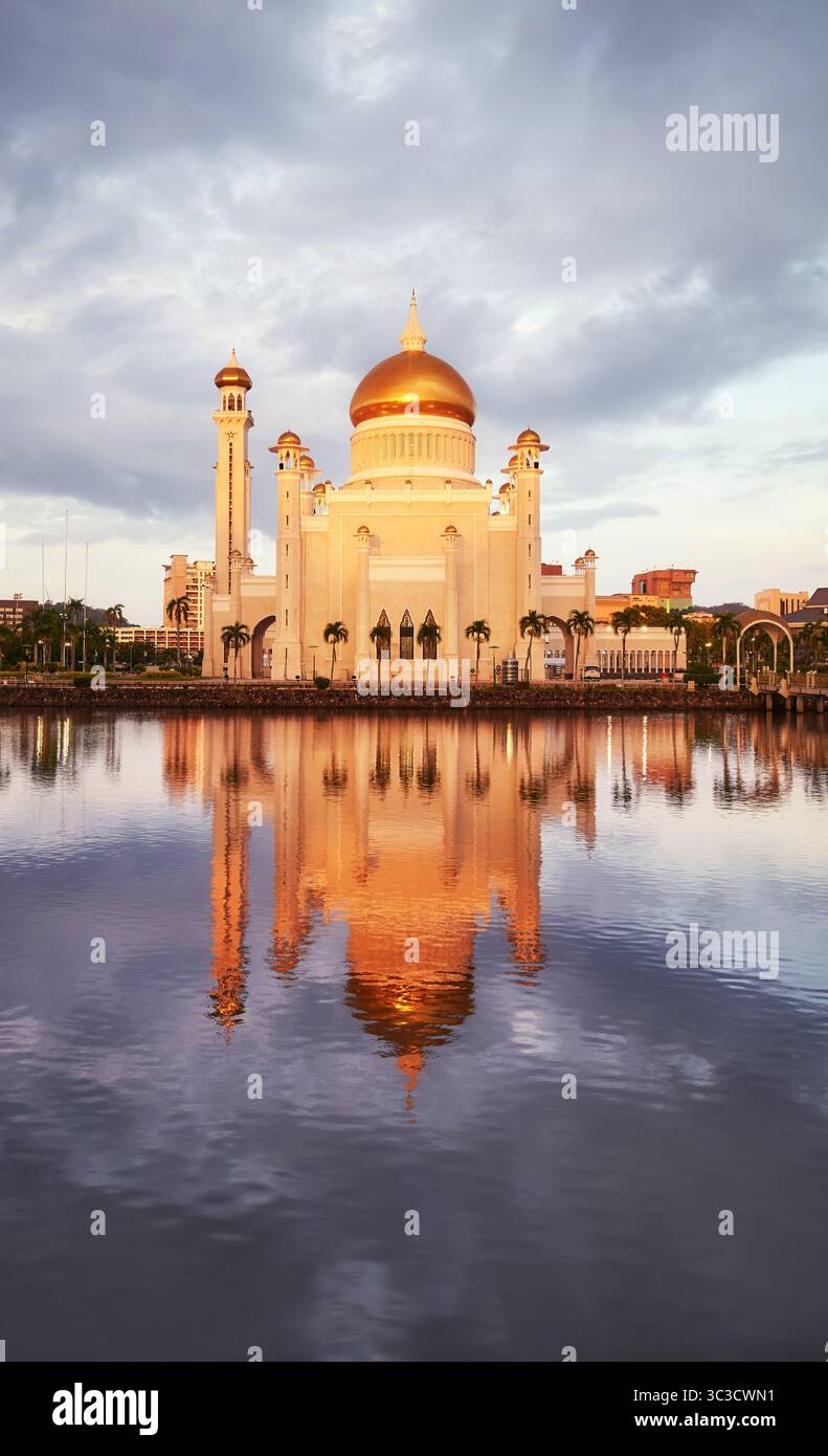 Mosquée Omar Ali Saifuddien au coucher du soleil, Bandar Seri Begawan, Brunei. Banque D'Images